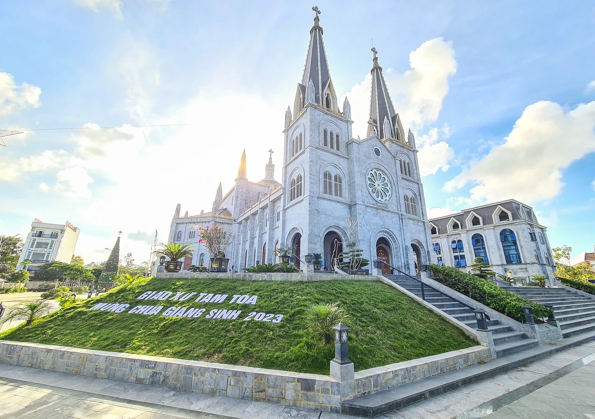Chiêm ngưỡng nhà thờ được xây dựng từ hơn 1000 khối đá ở Quảng Bình
