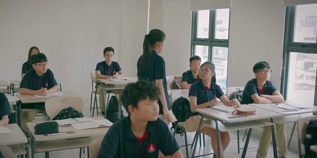 Cảnh học sinh nữ đánh nhau khiến cô giáo ngất xỉu trong phim Việt giờ vàng gây tranh cãi ảnh 1