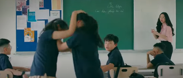 Cảnh học sinh nữ đánh nhau khiến cô giáo ngất xỉu trong phim Việt giờ vàng gây tranh cãi ảnh 3