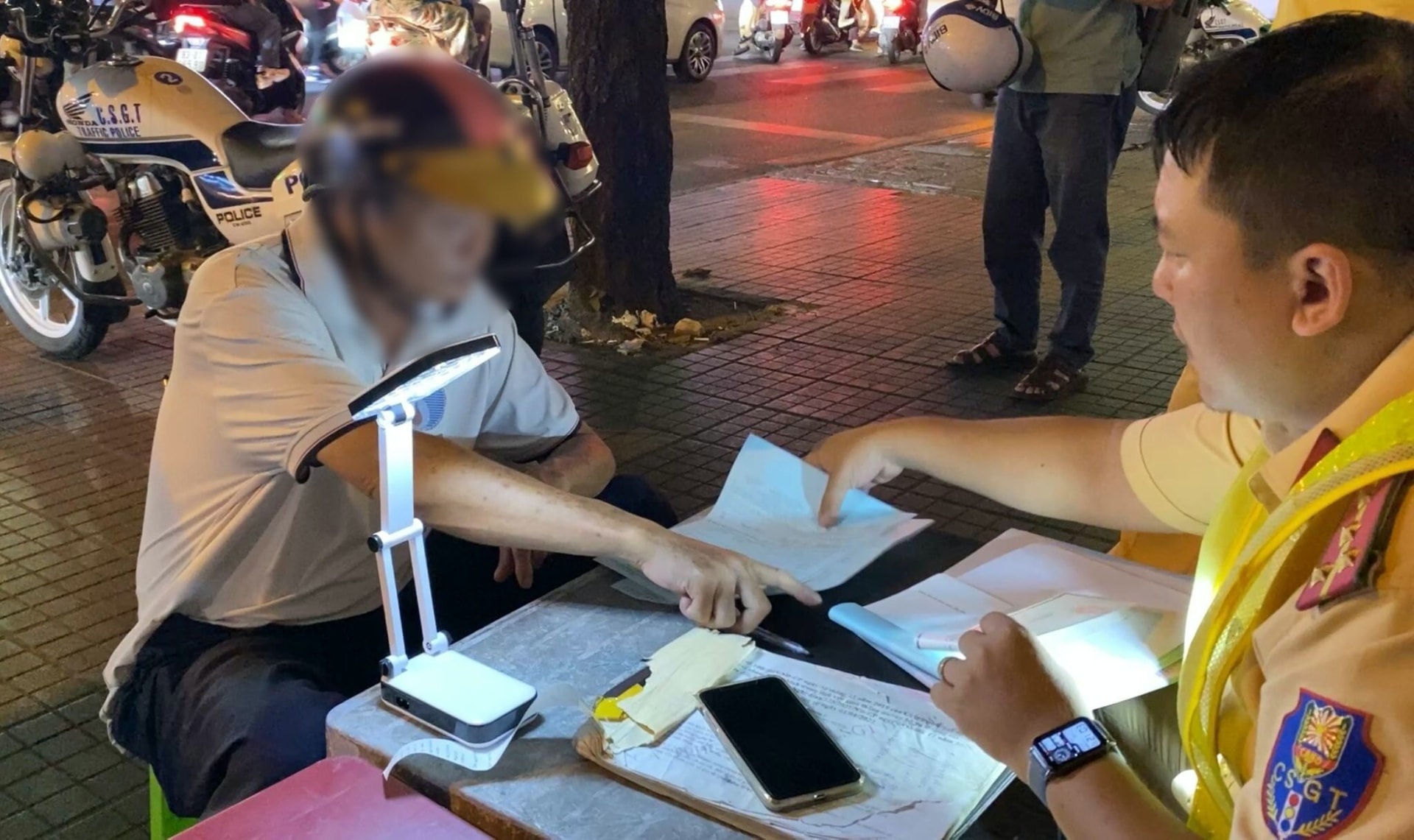 Tước bằng 11 tháng vì nồng độ cồn, tài xế bao biện 'uống 1 lon bia ăn thua gì’