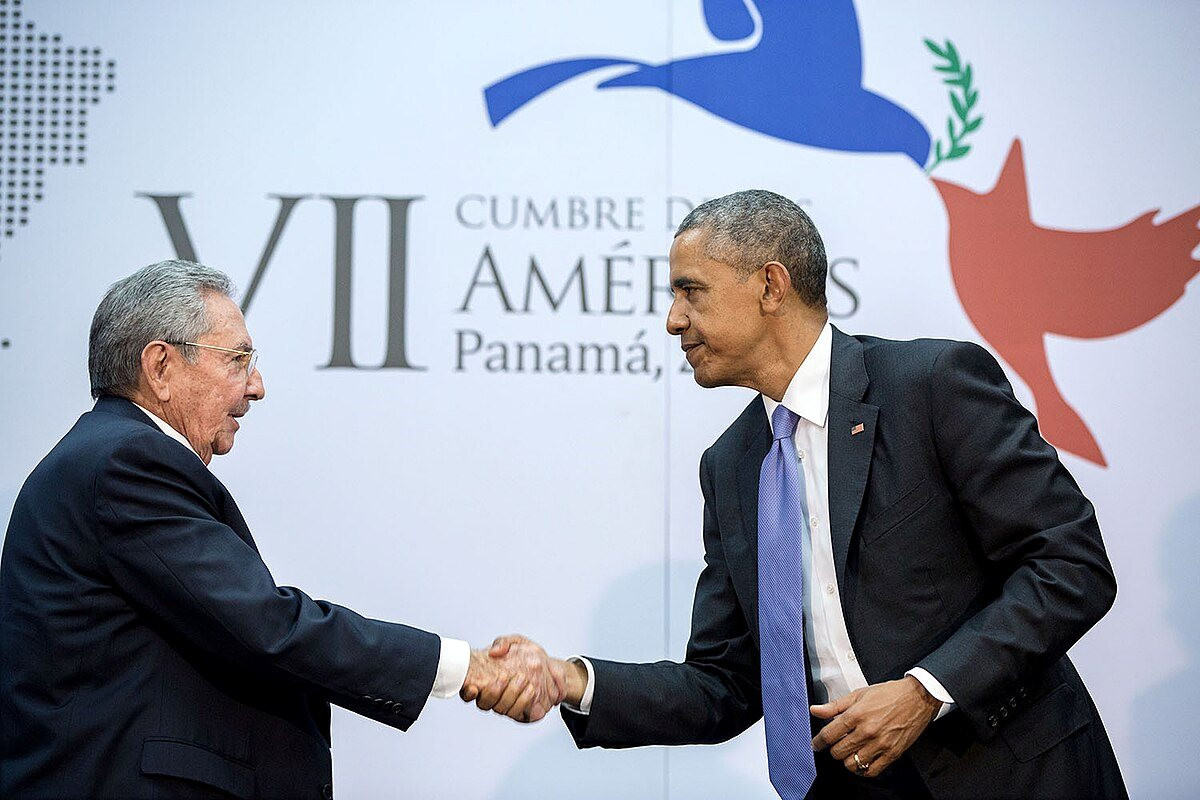 handshake_between_the_president_and_cuban_president_raul_castro.jpg