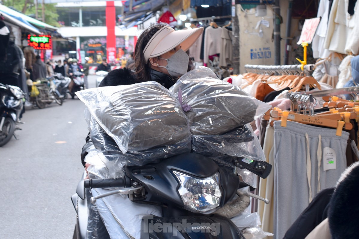Rét đến bất ngờ, người Hà Nội đổ xô mua sắm quần áo, thiết bị sưởi ấm ảnh 11