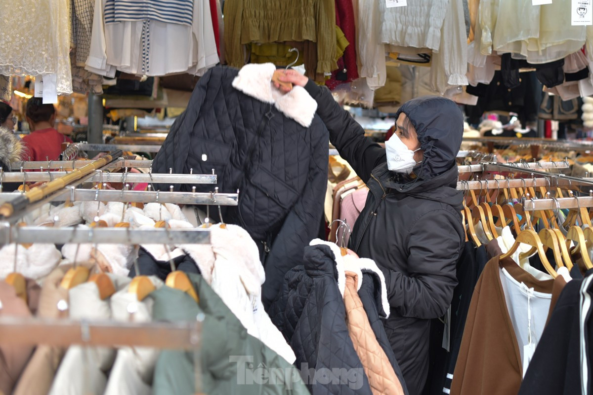 Rét đến bất ngờ, người Hà Nội đổ xô mua sắm quần áo, thiết bị sưởi ấm ảnh 6