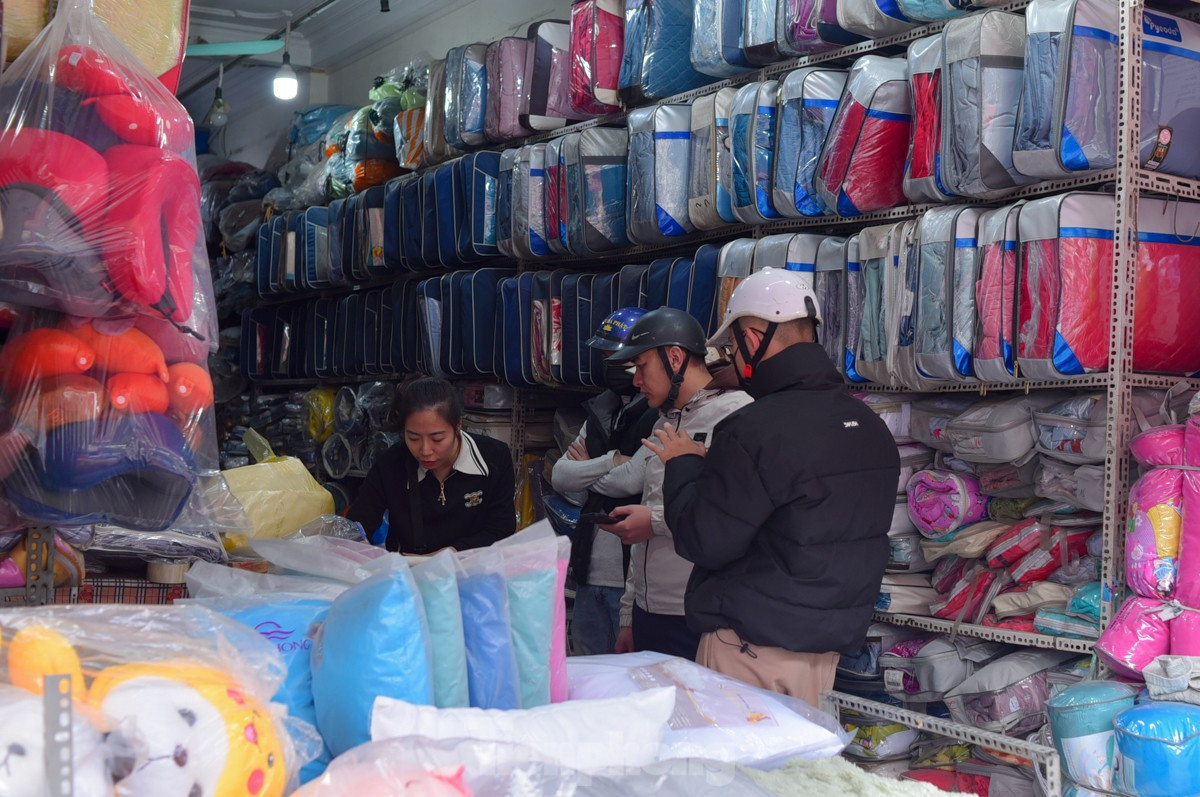 Rét đến bất ngờ, người Hà Nội đổ xô mua sắm quần áo, thiết bị sưởi ấm ảnh 12