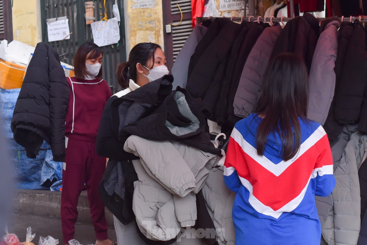 Rét đến bất ngờ, người Hà Nội đổ xô mua sắm quần áo, thiết bị sưởi ấm ảnh 1
