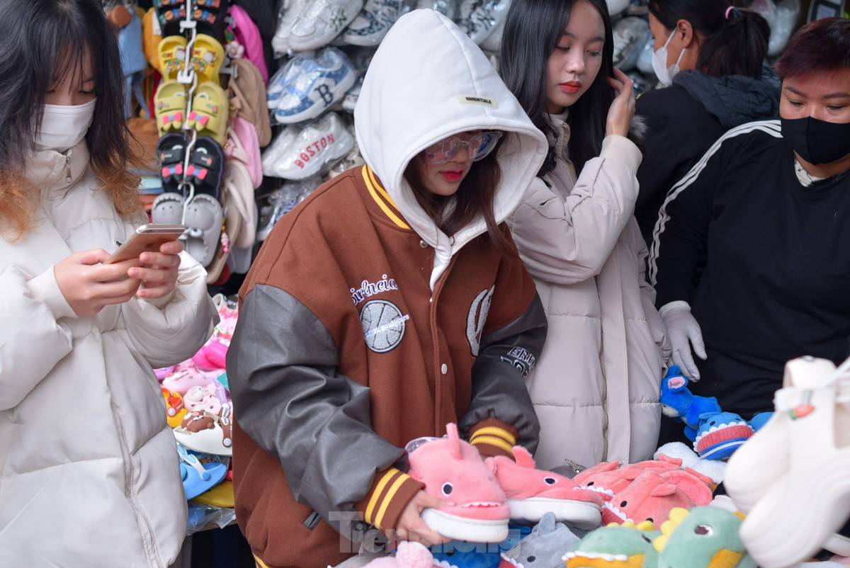 Rét đến bất ngờ, người Hà Nội đổ xô mua sắm quần áo, thiết bị sưởi ấm ảnh 8