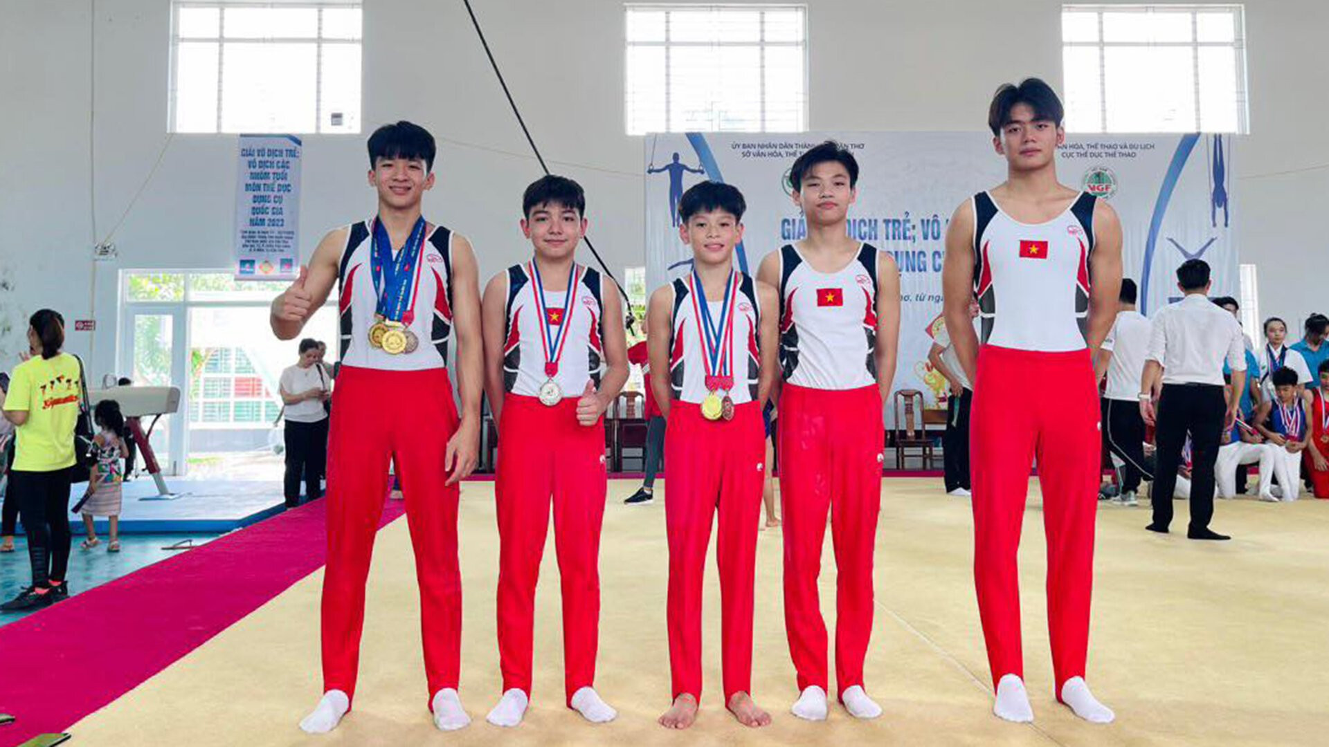 VĐV Nguyễn Minh Triết (ngoài cùng bên phải) là thành viên của đội tuyển trẻ TDDC Quốc gia.
