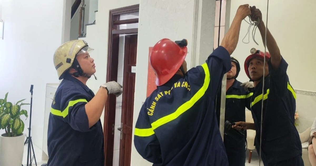 Cứu 5 người kẹt trong thang máy tòa nhà 4 tầng ở TPHCM