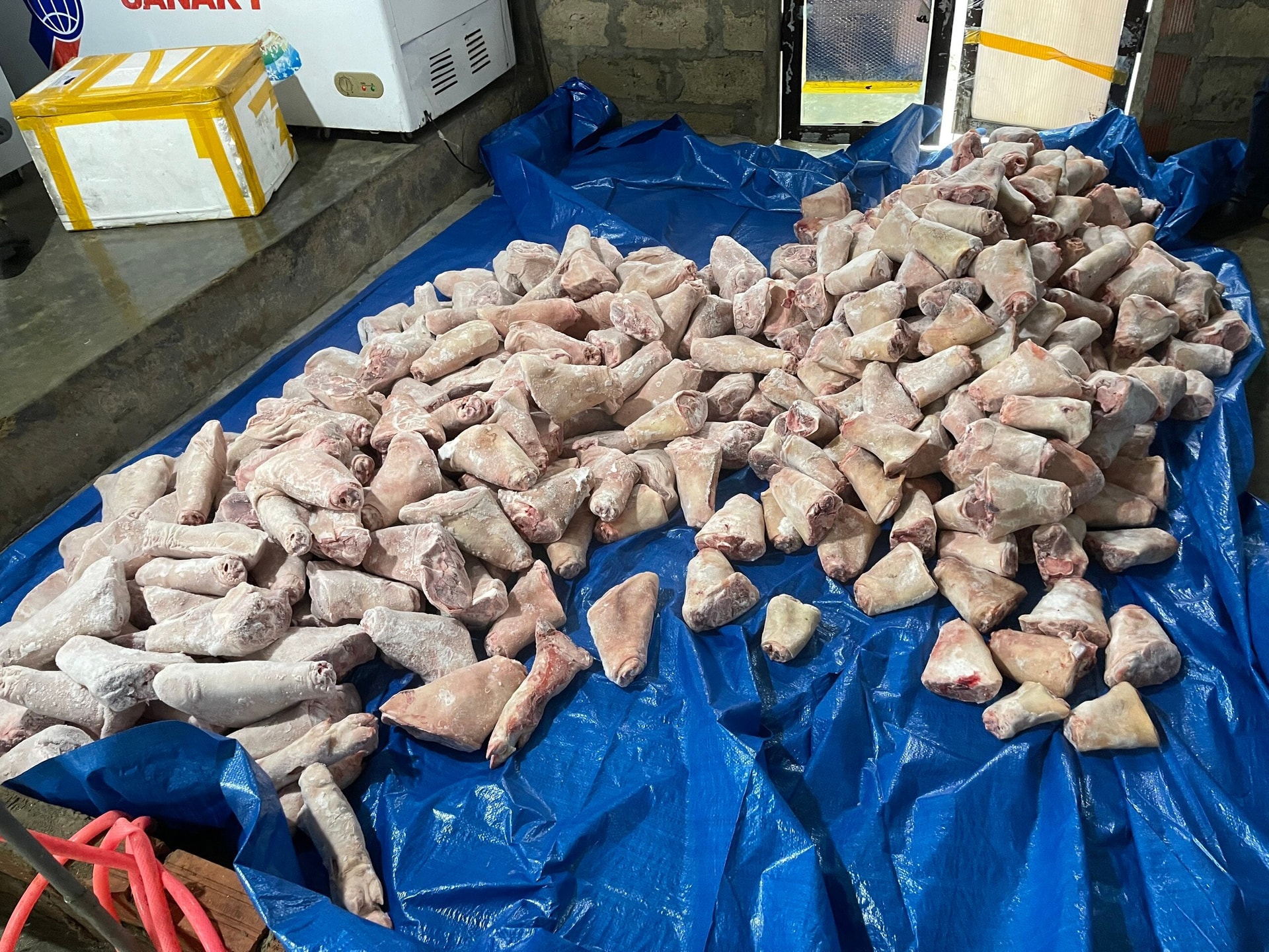 Phát hiện hơn 1 tấn thịt lợn, bò nhập khẩu không rõ nguồn gốc xuất xứ