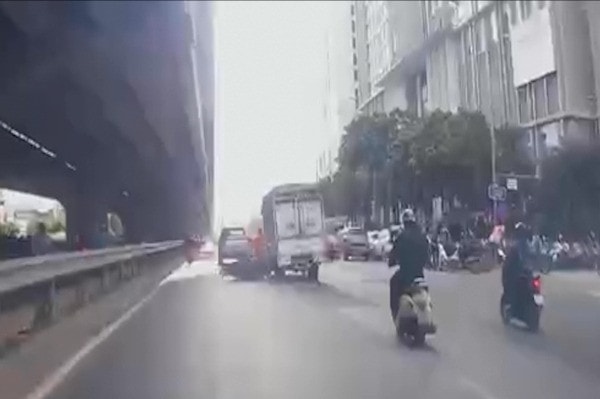 Tài xế xe tải chèn ngã 2 người đi xe máy bị công an mời làm việc