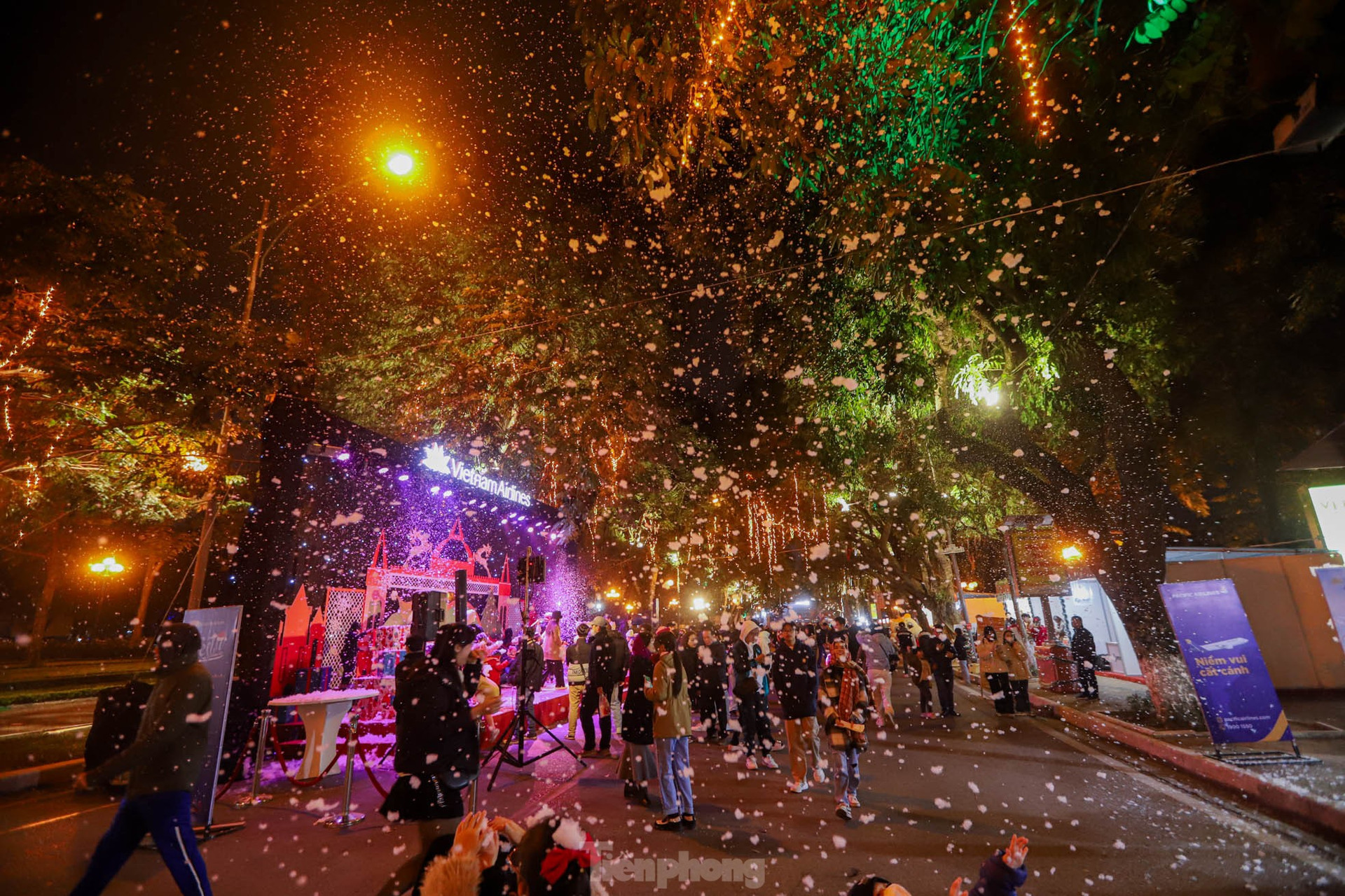 Người dân Hà Nội ngắm tuyết rơi đón Giáng sinh trên phố đi bộ ảnh 1