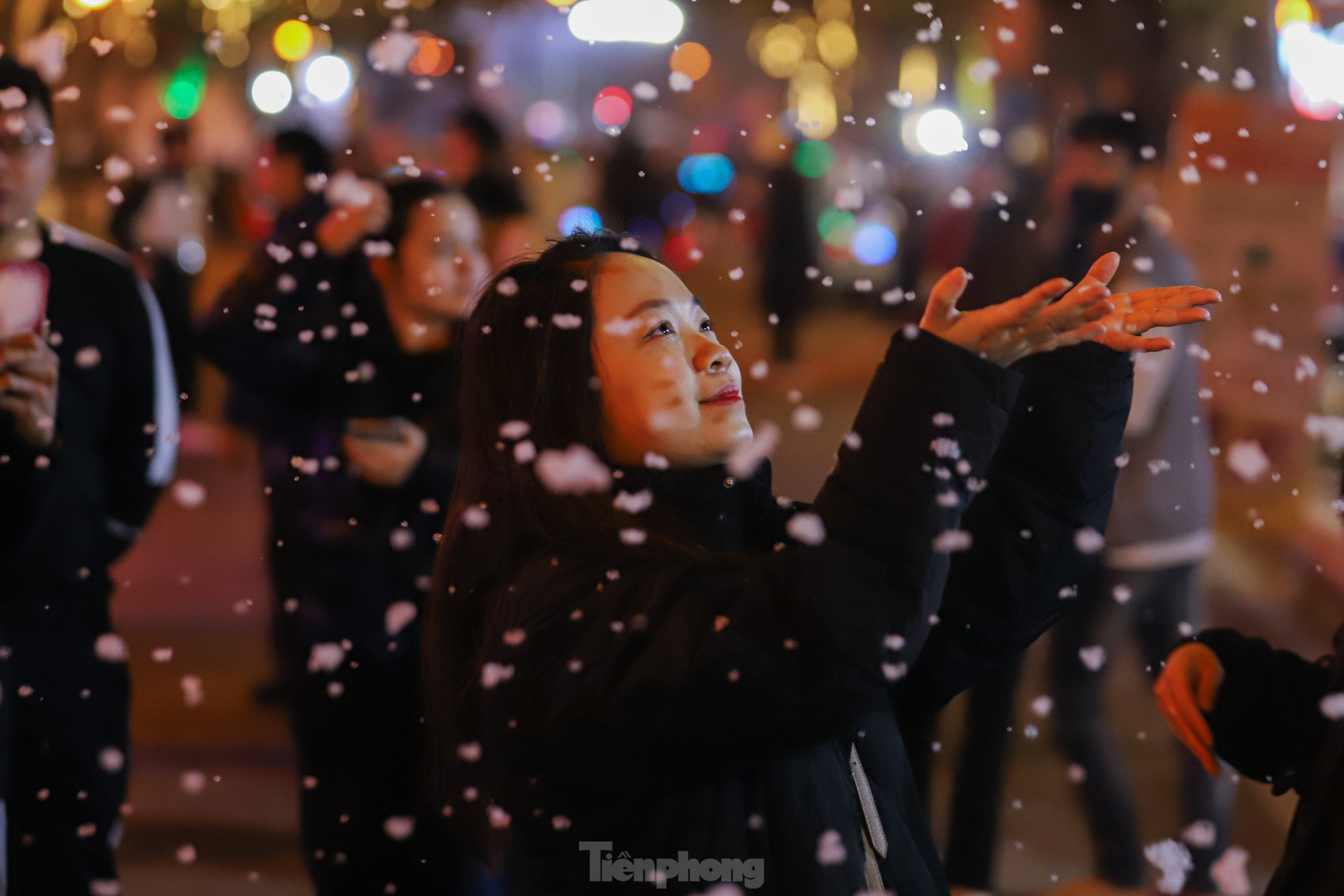 Người dân Hà Nội ngắm tuyết rơi đón Giáng sinh trên phố đi bộ ảnh 10