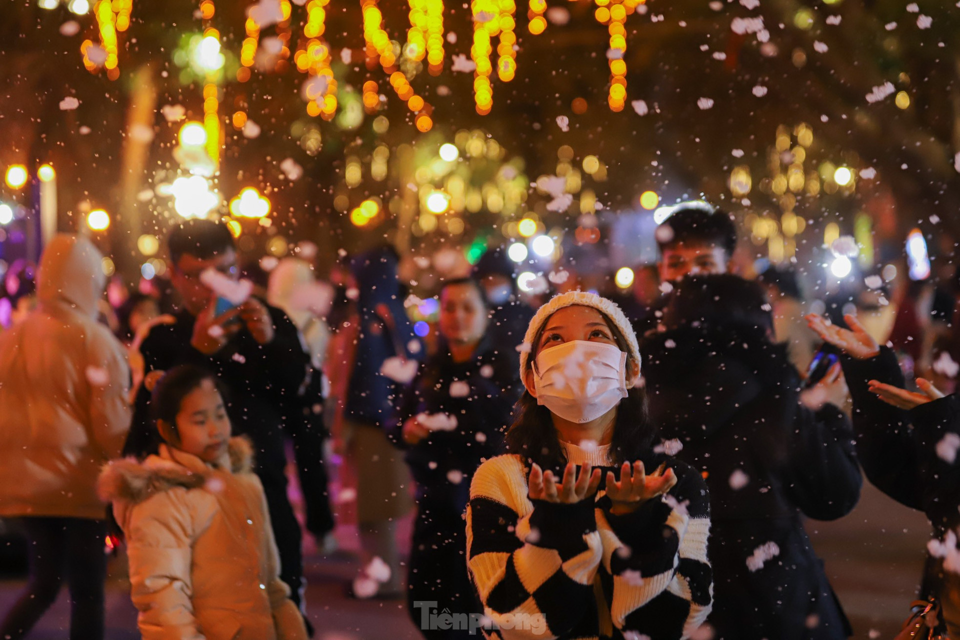 Người dân Hà Nội ngắm tuyết rơi đón Giáng sinh trên phố đi bộ ảnh 11