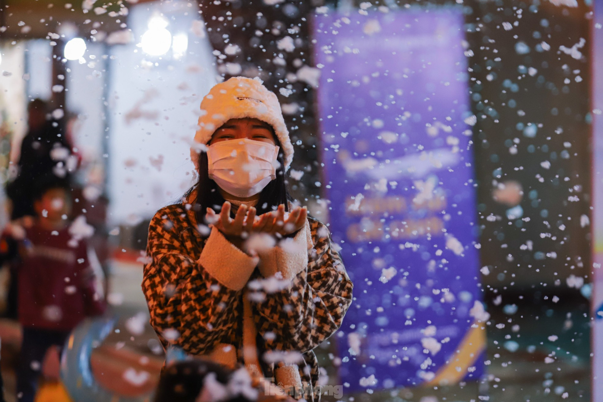Người dân Hà Nội ngắm tuyết rơi đón Giáng sinh trên phố đi bộ ảnh 12