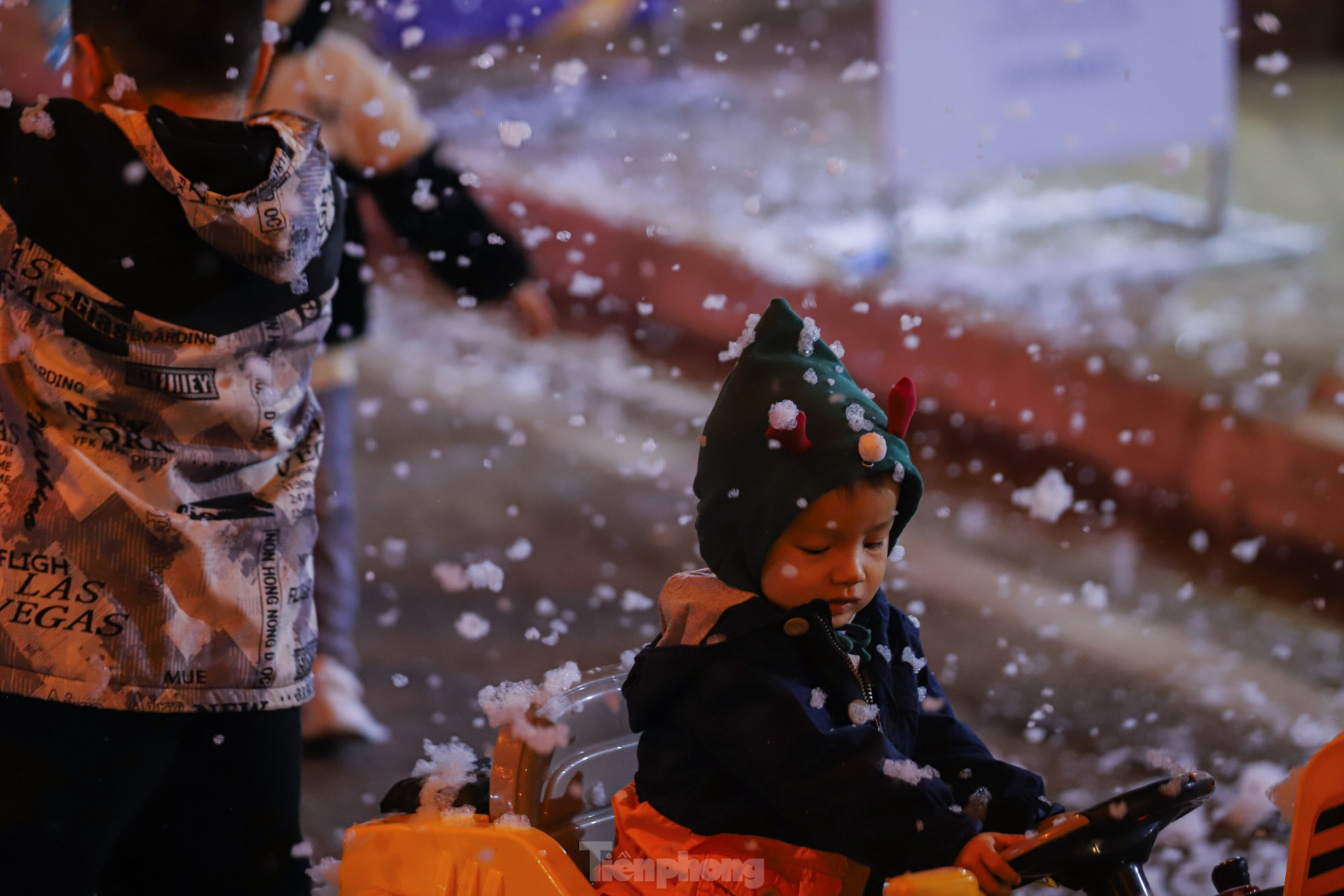 Người dân Hà Nội ngắm tuyết rơi đón Giáng sinh trên phố đi bộ ảnh 13