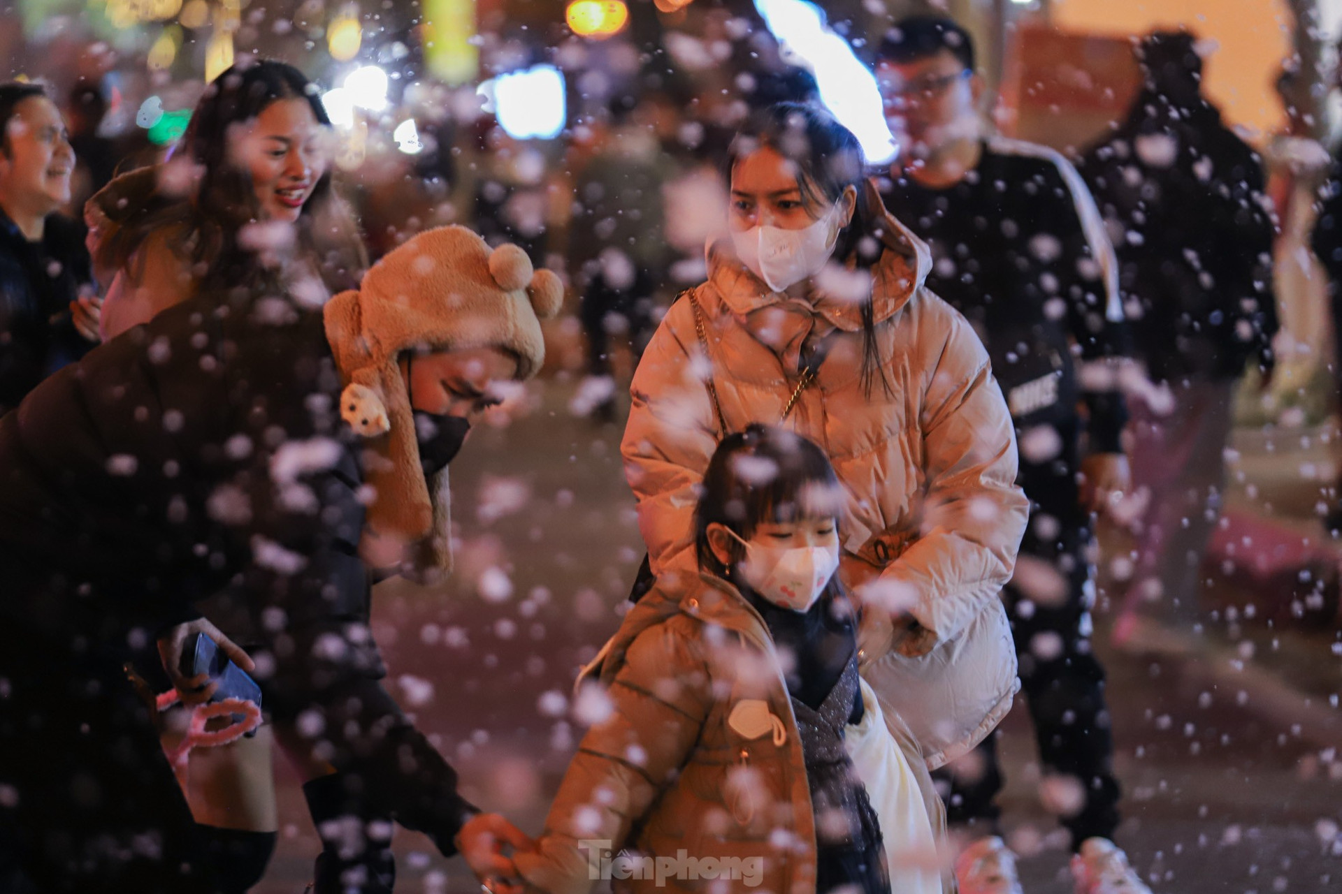 Người dân Hà Nội ngắm tuyết rơi đón Giáng sinh trên phố đi bộ ảnh 14