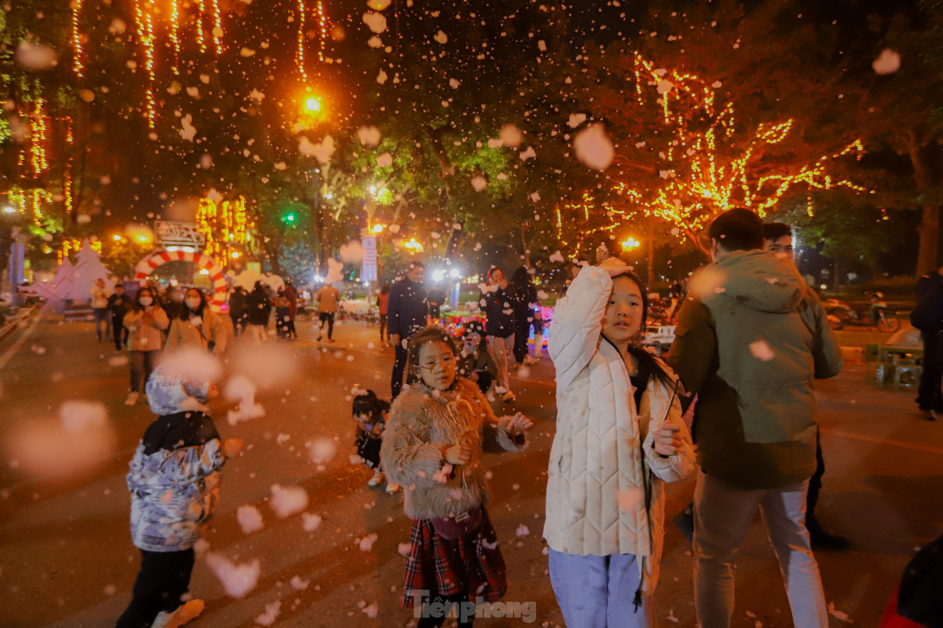 Người dân Hà Nội ngắm tuyết rơi đón Giáng sinh trên phố đi bộ ảnh 3