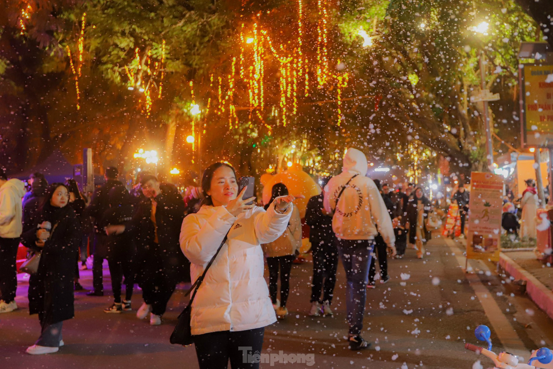 Người dân Hà Nội ngắm tuyết rơi đón Giáng sinh trên phố đi bộ ảnh 4