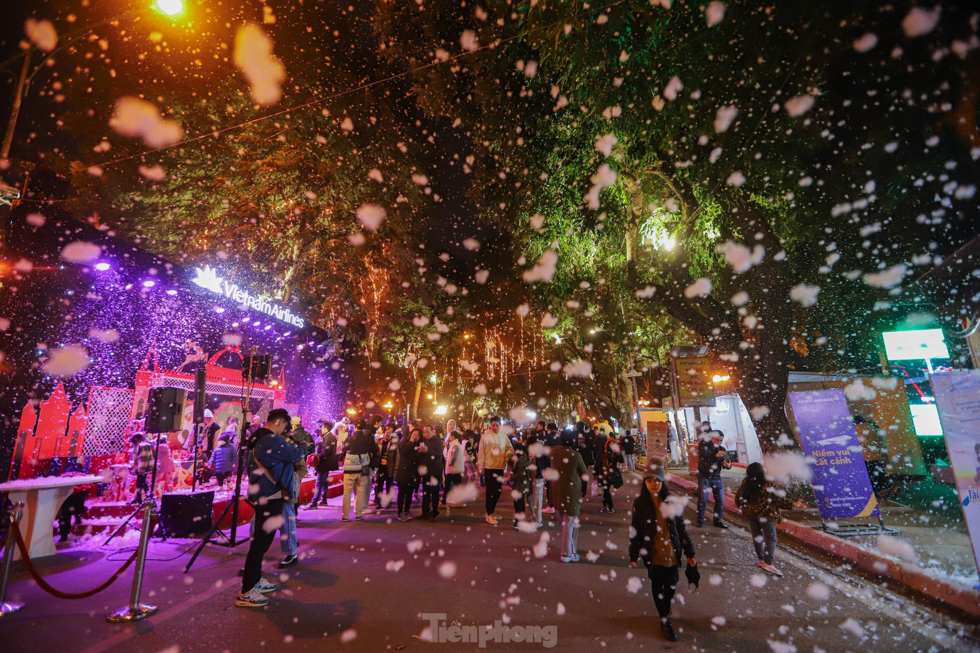 Người dân Hà Nội ngắm tuyết rơi đón Giáng sinh trên phố đi bộ ảnh 5