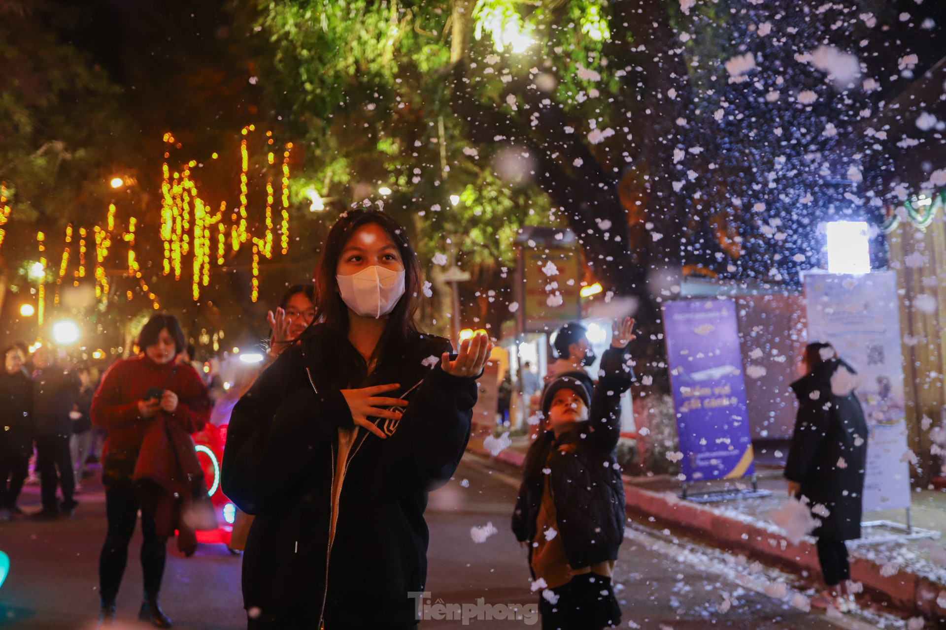 Người dân Hà Nội ngắm tuyết rơi đón Giáng sinh trên phố đi bộ ảnh 6