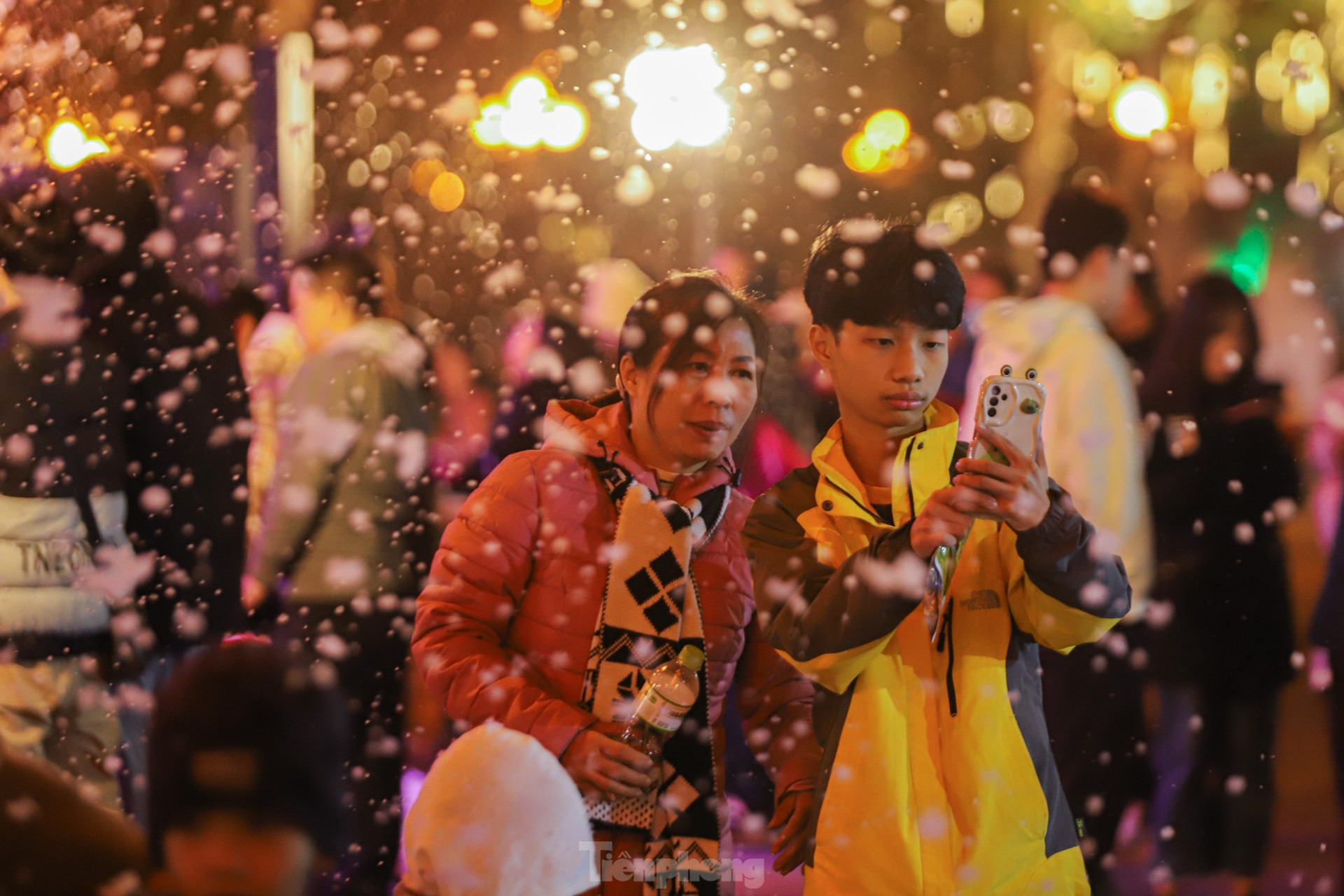 Người dân Hà Nội ngắm tuyết rơi đón Giáng sinh trên phố đi bộ ảnh 7