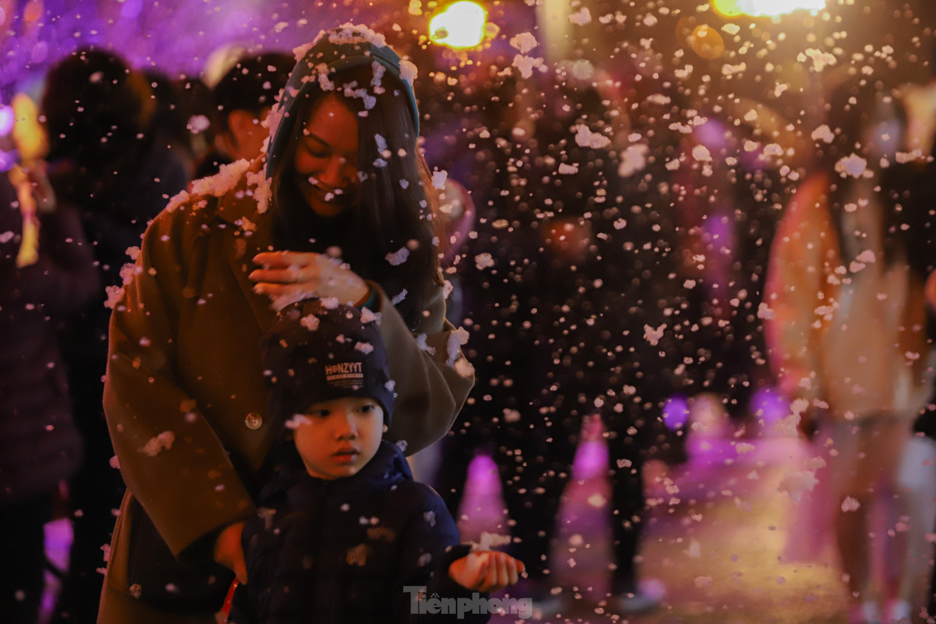 Người dân Hà Nội ngắm tuyết rơi đón Giáng sinh trên phố đi bộ ảnh 8