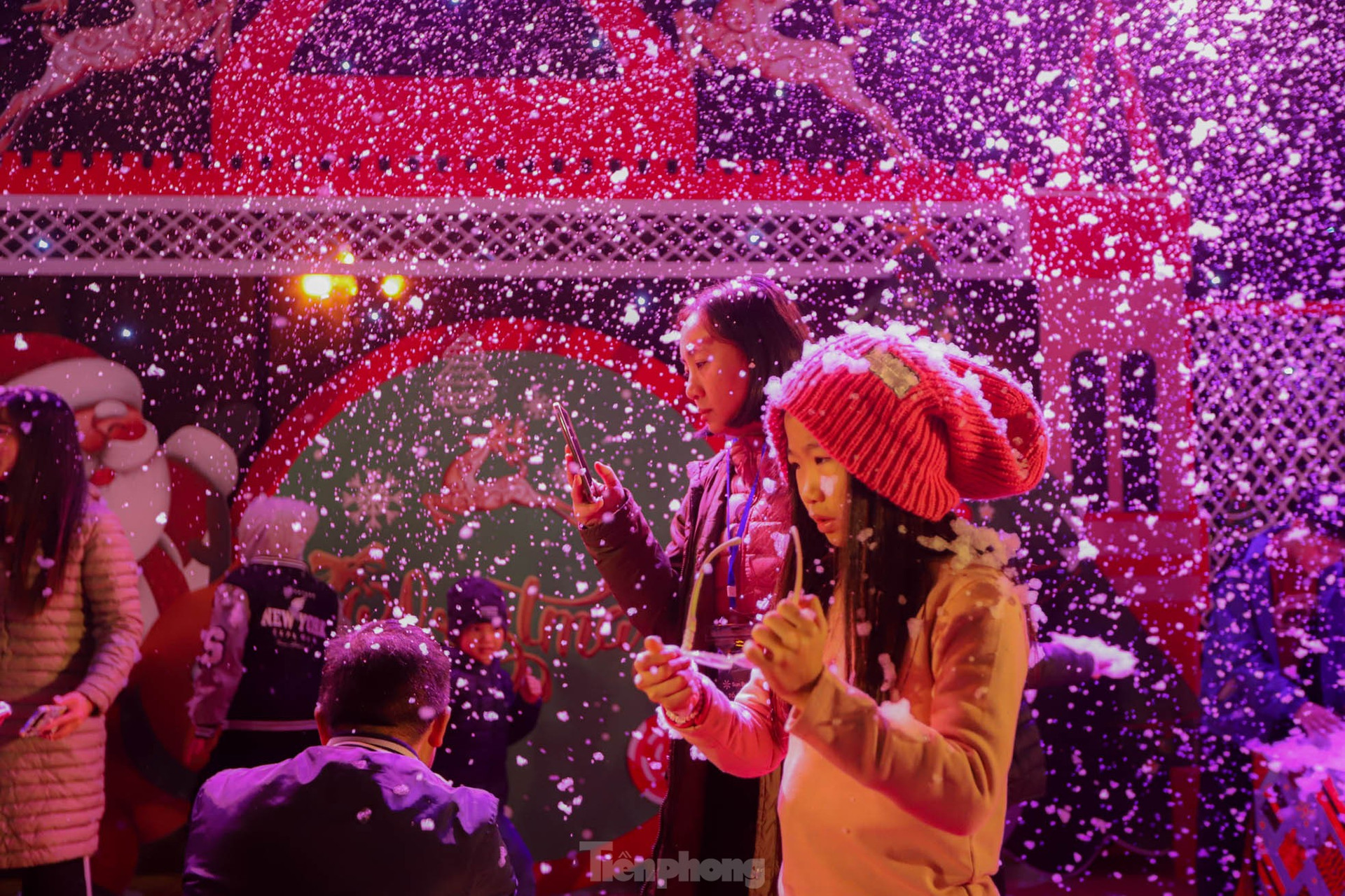 Người dân Hà Nội ngắm tuyết rơi đón Giáng sinh trên phố đi bộ ảnh 9