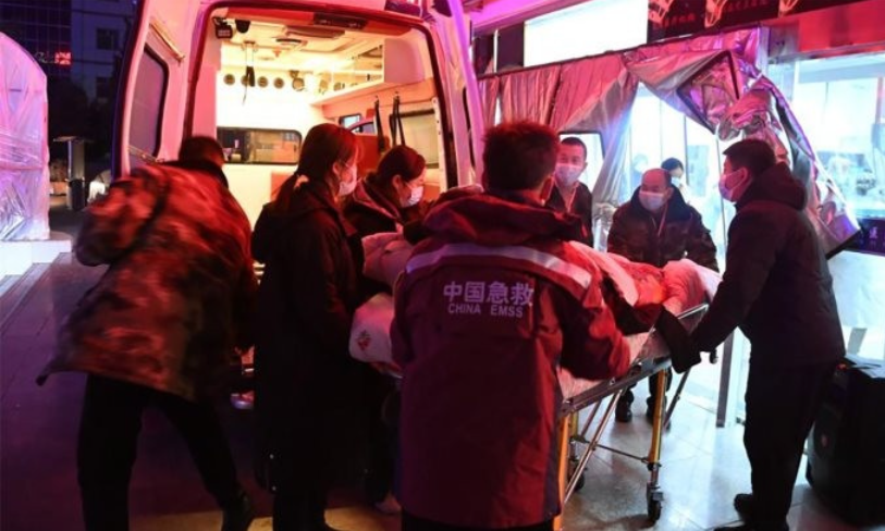 Nhân viên cứu hộ đưa nạn nhân tới bệnh viện sau trận động đất ở tỉnh Cam Túc, Trung Quốc ngày 18/12. (Ảnh: Xinhua)