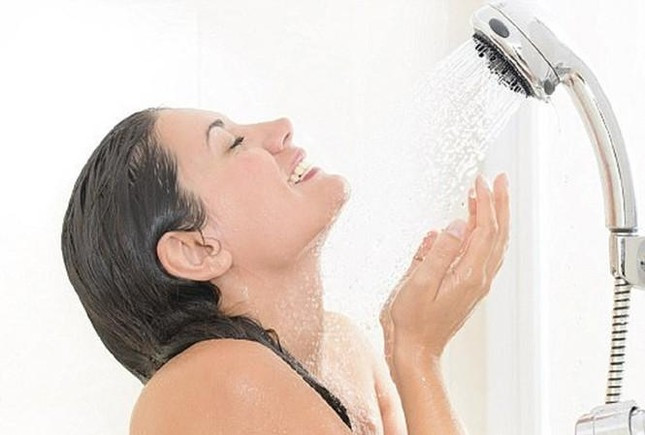 Trời lạnh, khi tắm cần lưu ý kỹ những điều sau kẻo đau đầu, đột tử ảnh 1