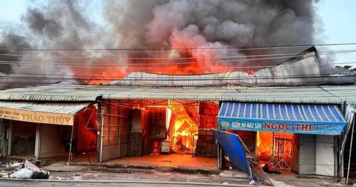 Cháy chợ quần áo cũ lớn nhất miền Tây, cả trăm sạp hàng bị thiêu rụi