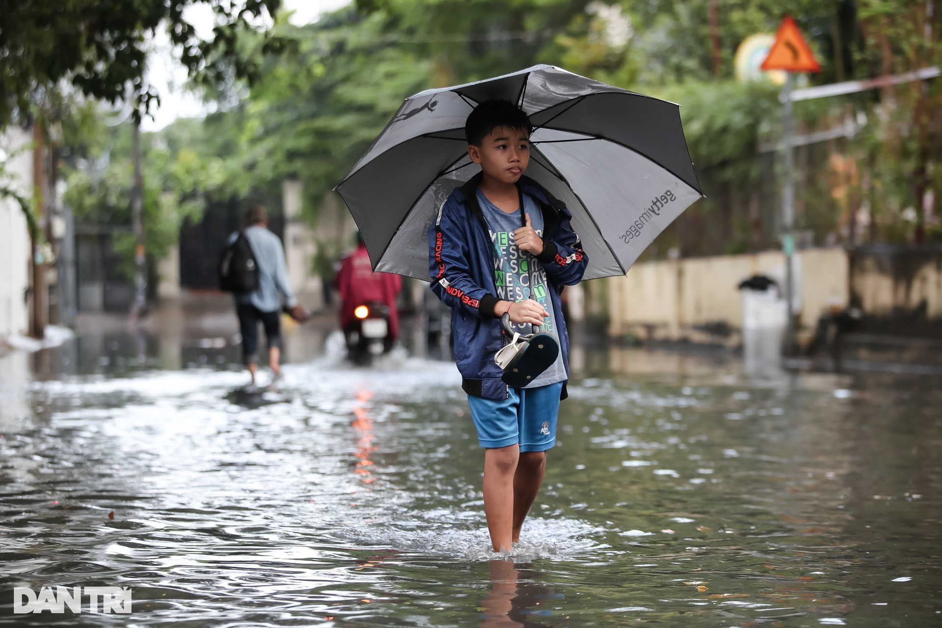 Người dân, du khách bì bõm lội nước sau cơn mưa lớn ở TPHCM - 4