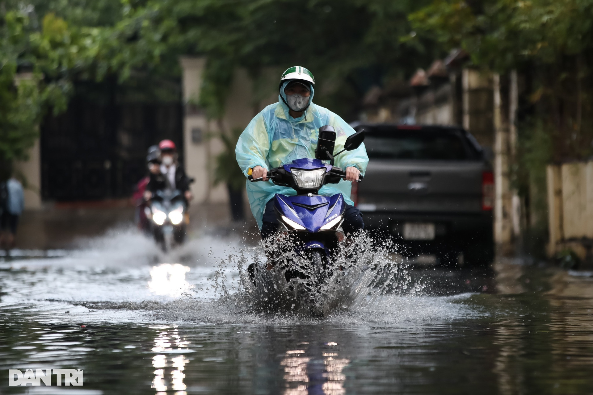 Người dân, du khách bì bõm lội nước sau cơn mưa lớn ở TPHCM - 2