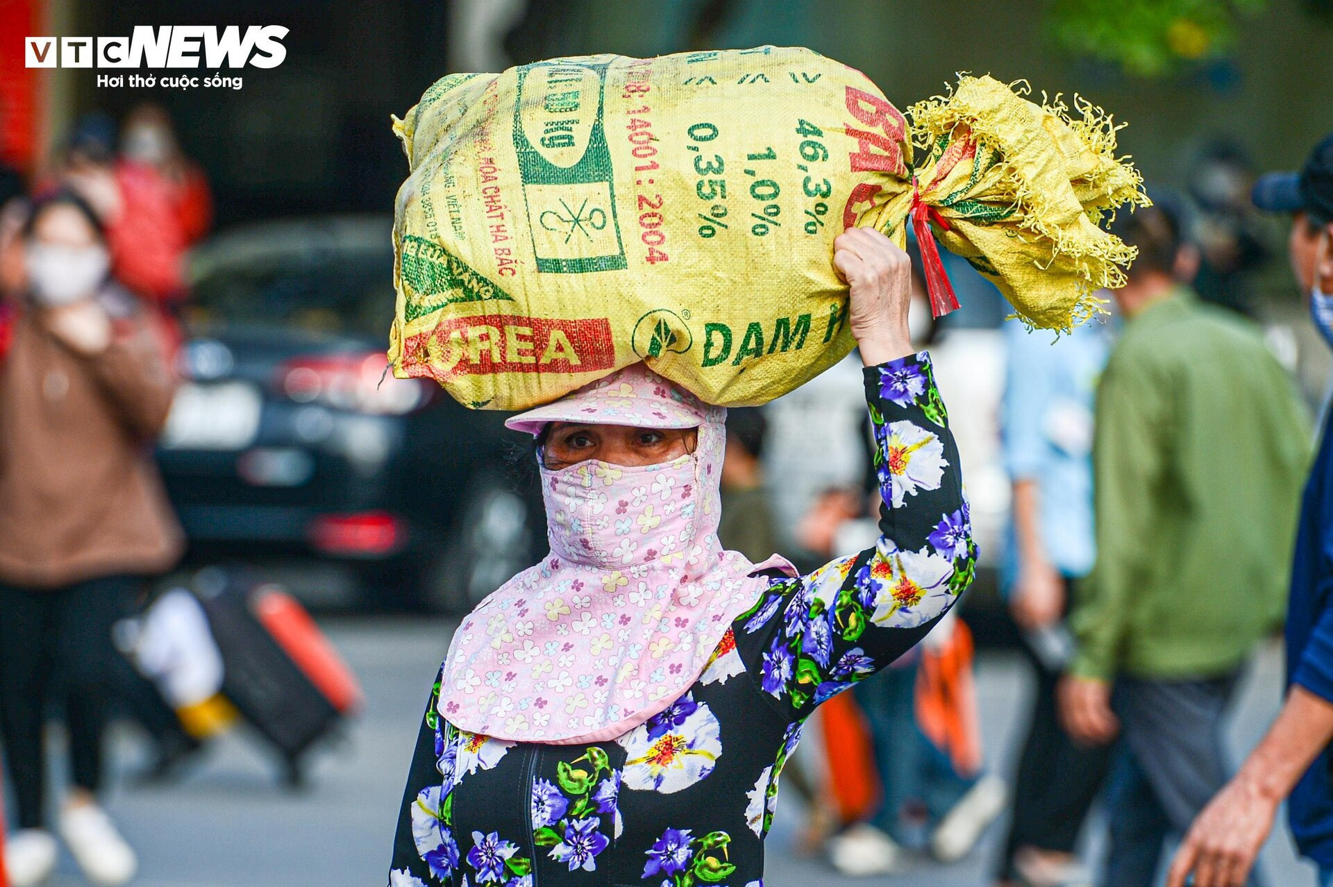 Người dân đội đầu quà quê, trở lại Hà Nội sau kỳ nghỉ lễ - 5