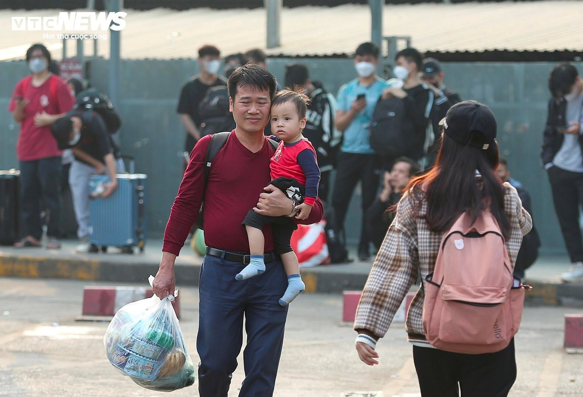 Người dân đội đầu quà quê, trở lại Hà Nội sau kỳ nghỉ lễ - 11