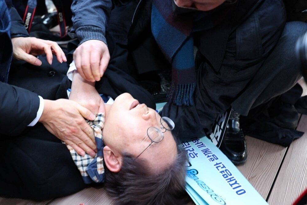 Chủ tịch đảng Dân chủ (DP) đối lập Lee Jae-myung bị đâm vào cổ. (Ảnh: Yonhap)