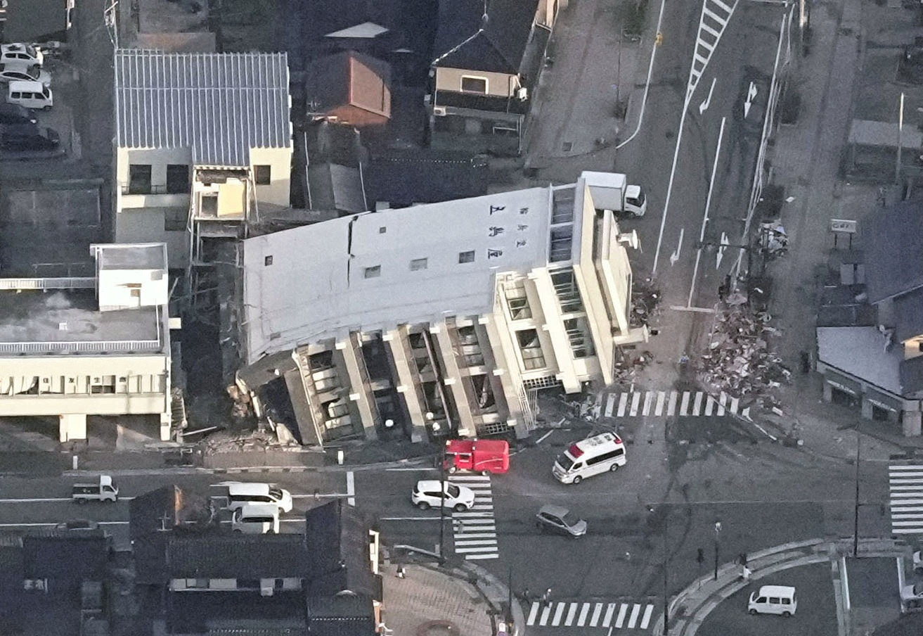 Cảnh tượng đổ nát ở miền Trung Nhật Bản sau động đất 7,6 độ - 3