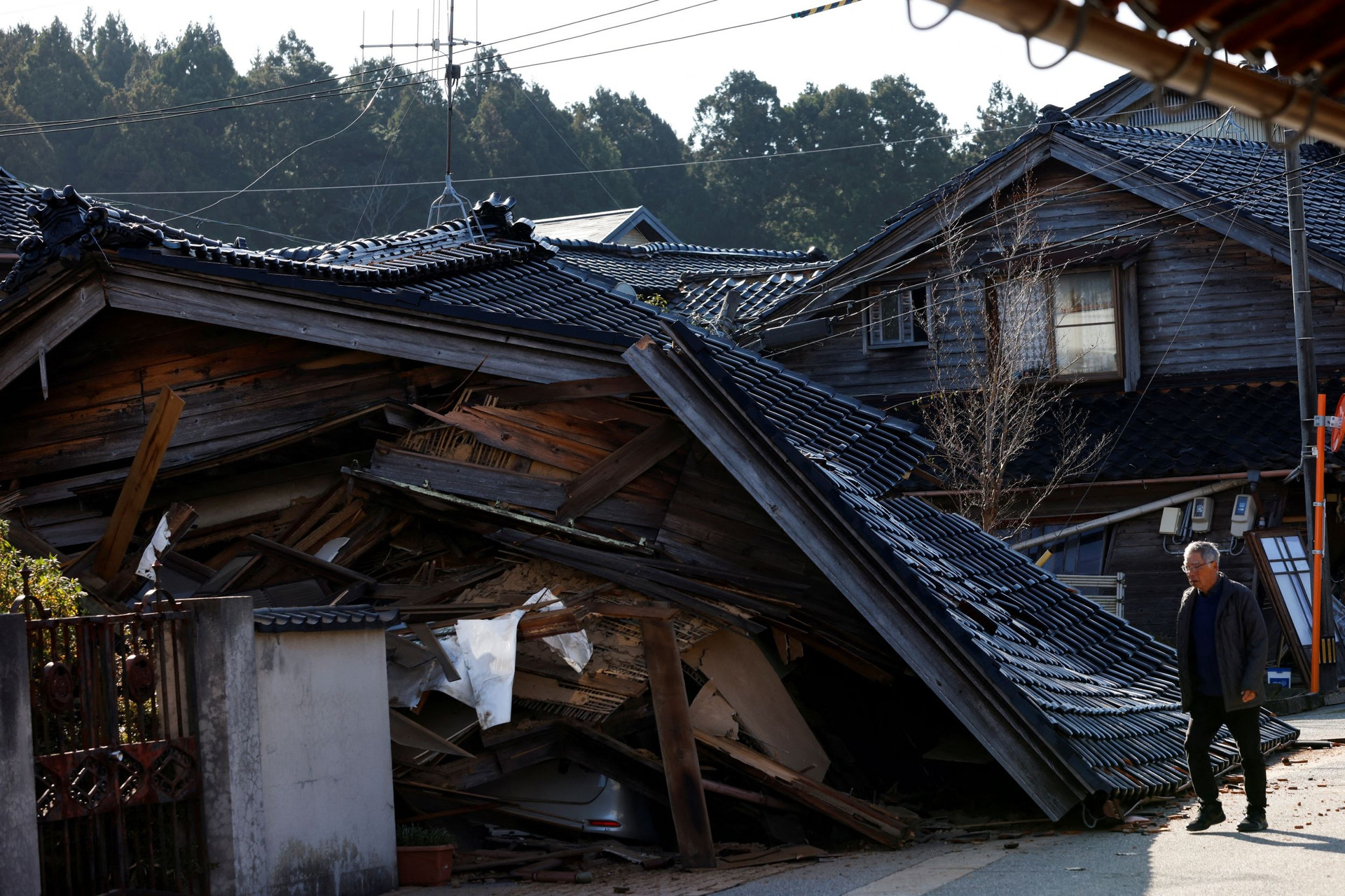 Cảnh tượng đổ nát ở miền Trung Nhật Bản sau động đất 7,6 độ - 7