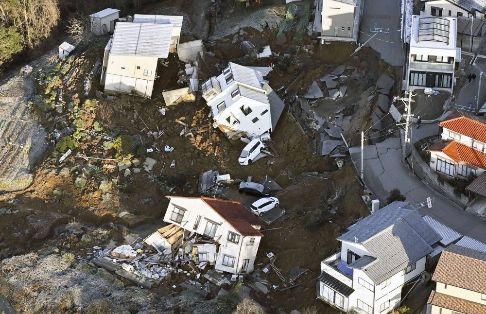 Động đất ngày đầu năm mới ở Nhật Bản: Nhói lòng cảnh nhà cửa tan hoang, ít nhất 30 người thiệt mạng ảnh 11
