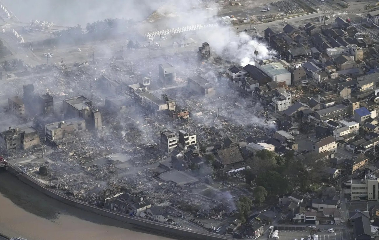Động đất ngày đầu năm mới ở Nhật Bản: Nhói lòng cảnh nhà cửa tan hoang, ít nhất 30 người thiệt mạng ảnh 2