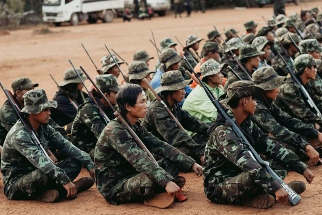 Những ‘quả dưa hấu’ quay lưng với chính quyền quân sự Myanmar ảnh 1