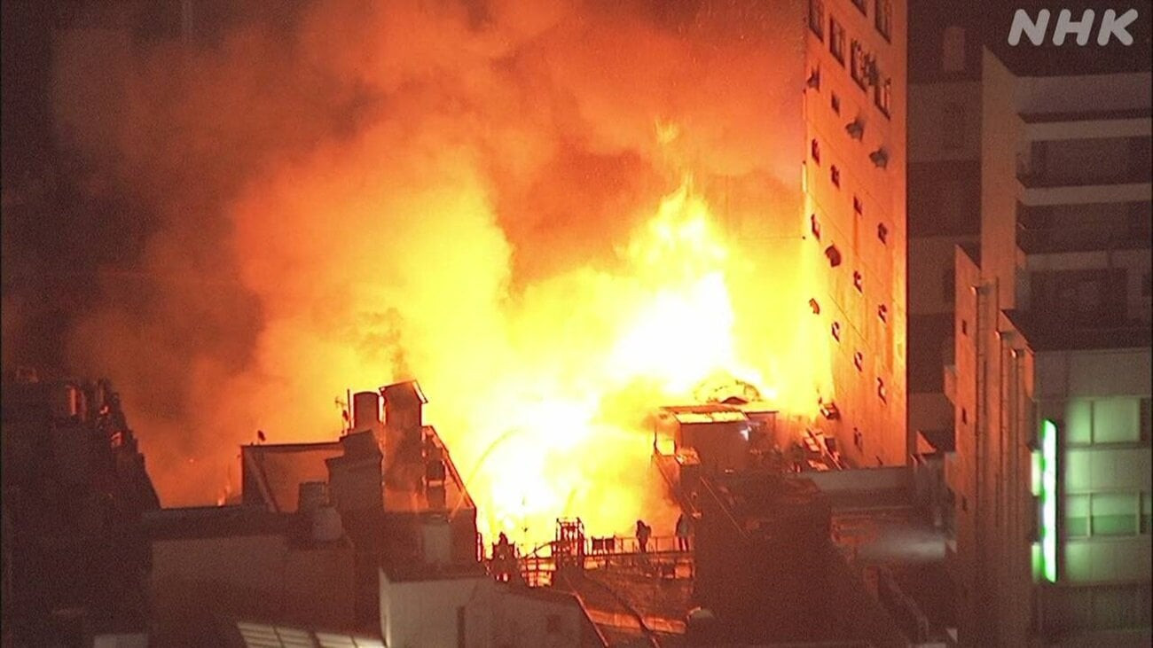 Đám cháy bùng lên dữ dội từ khu mua sắm Uomachi Gintengai. (Ảnh: NHK)