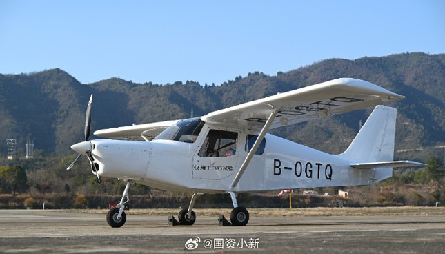 Máy bay điện đầu tiên của Trung Quốc cất cánh ảnh 1