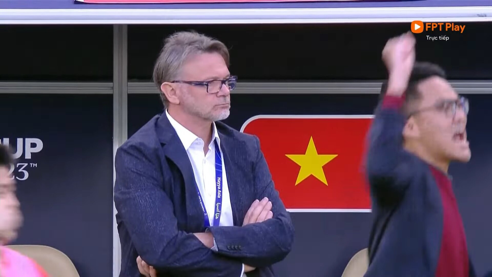 HLV Troussier lạnh lùng khi đội tuyển Việt Nam dẫn trước Nhật Bản.