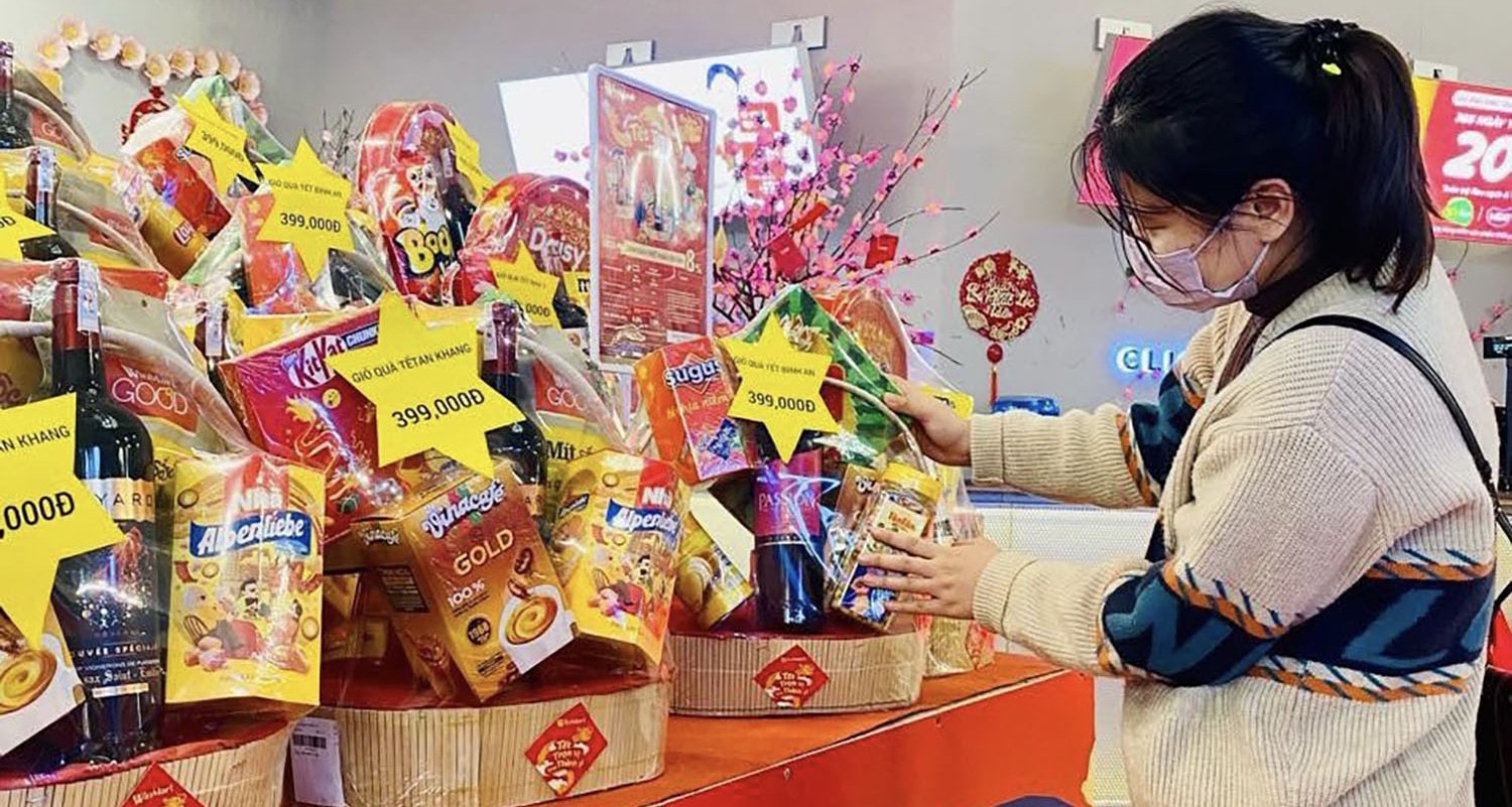 Dân ‘thắt lưng buộc bụng’, quà Tết giá rẻ ‘đắt như tôm tươi’