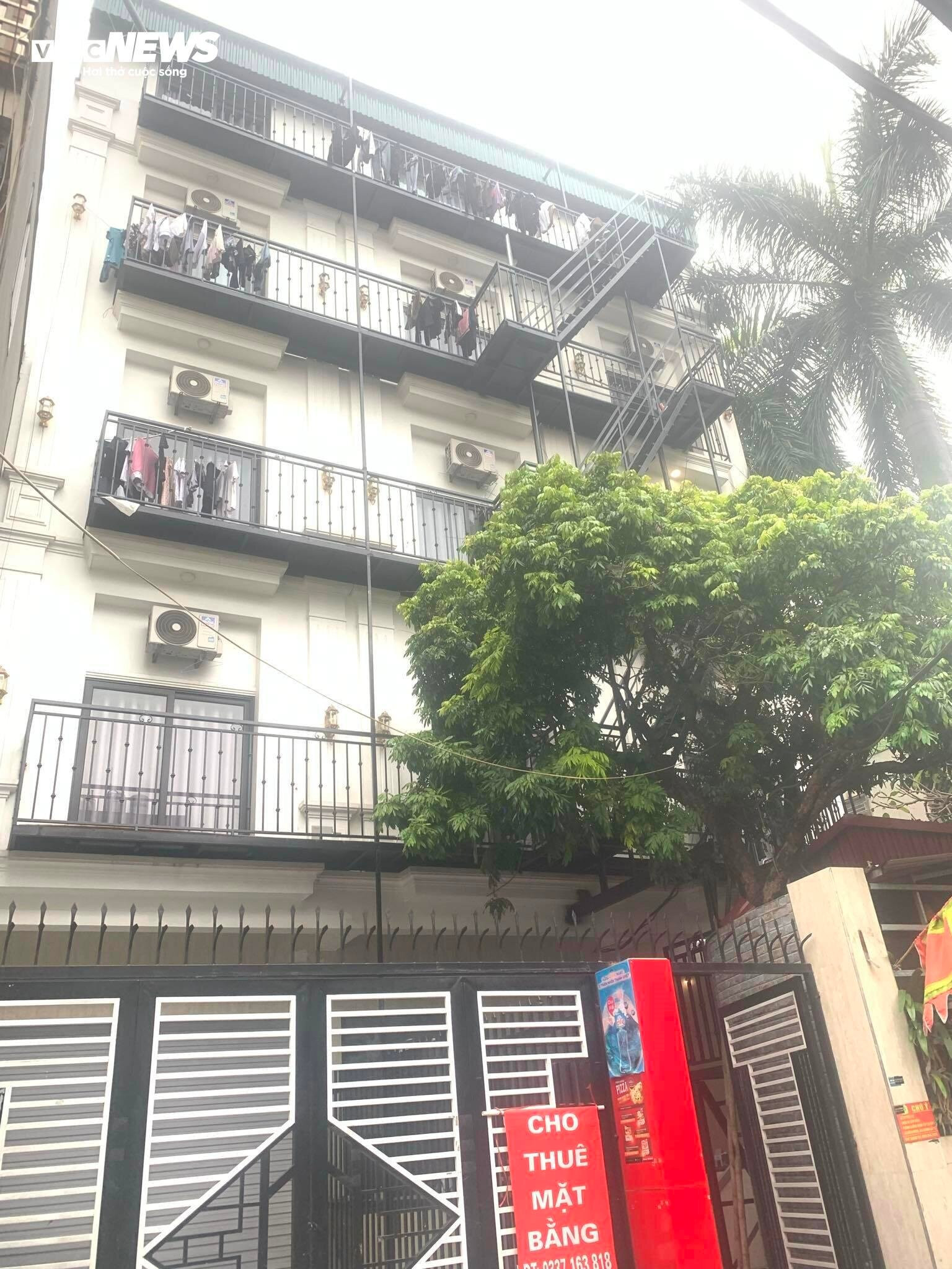 Sau vụ cháy chung cư mini ở Khương Đình, nhiều chủ đầu tư đã phải trang bị thang thoát hiểm mới có thể thuyết phục được khách mua. (Ảnh: Châu Anh).