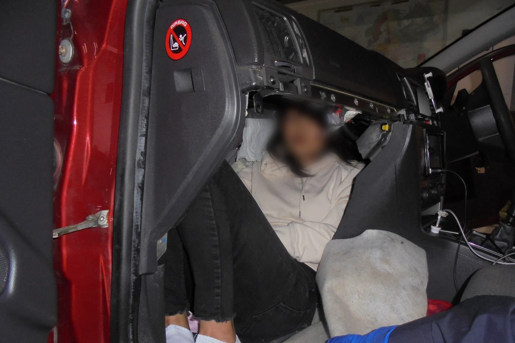 Anh phạt tù người nhồi cô gái Việt vào khoang kín ô tô để vượt biên - 1