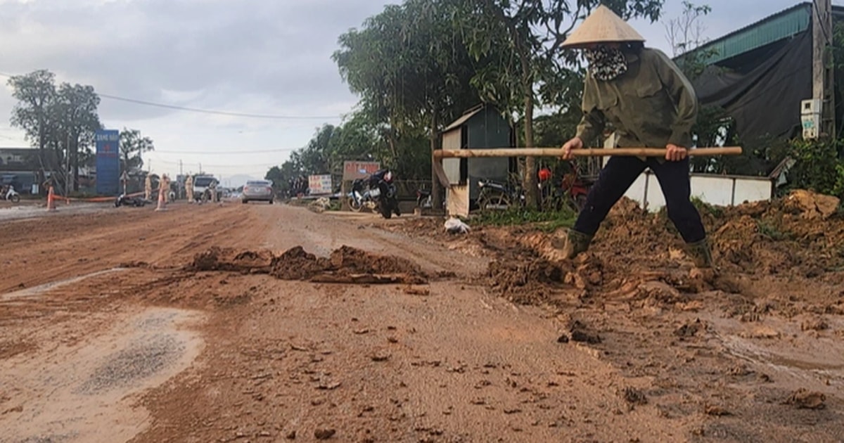 Tai nạn liên hoàn trên đoạn đường ngập bùn đất