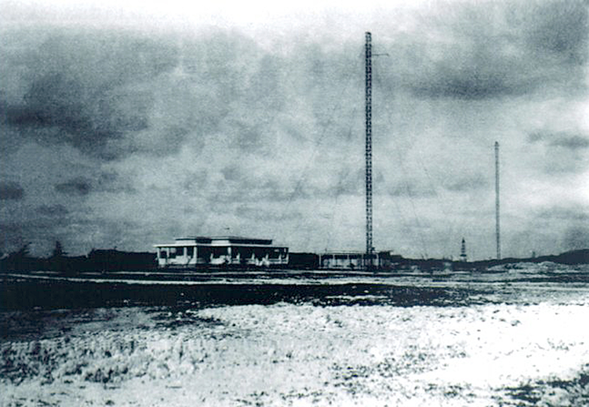 Trạm thu phát sóng radio và trạm khí tượng do người Pháp xây dựng trên đảo Hoàng Sa (ảnh chụp năm 1940) - Ảnh tư liệu