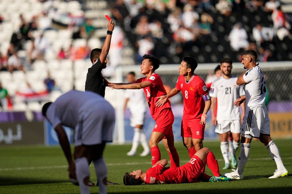 Khuất Văn Khang có thể bị treo giò tại vòng loại World Cup - 1