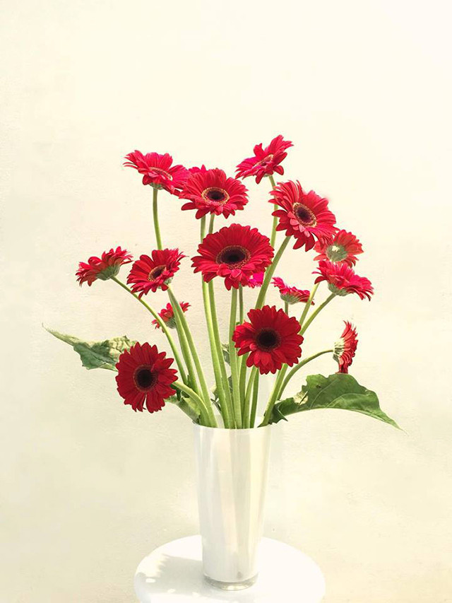 Loại hoa nào nên bày trên bàn thờ ngày Tết giúp thu hút tài lộc? Hoa cắm số chẵn hay số lẻ mới đúng?-2